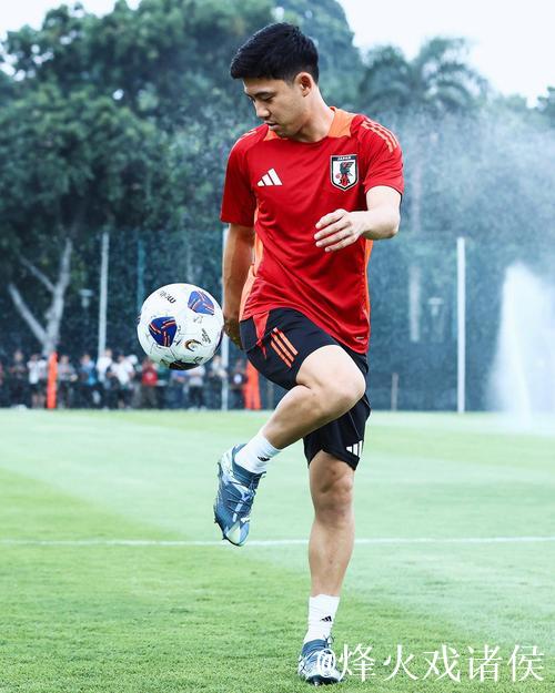 欧冠赛前利物浦公开训练，远藤航与基耶萨亮相